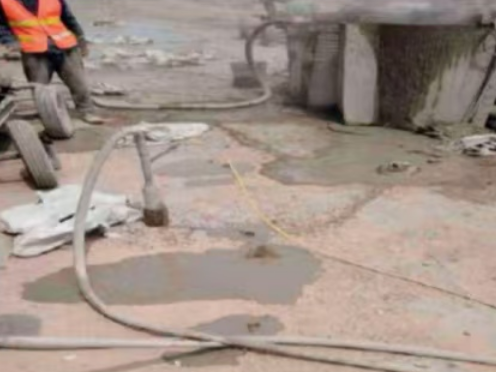 白马井镇水泥混凝土路面板底注浆技术 路面脱空注浆整治方案